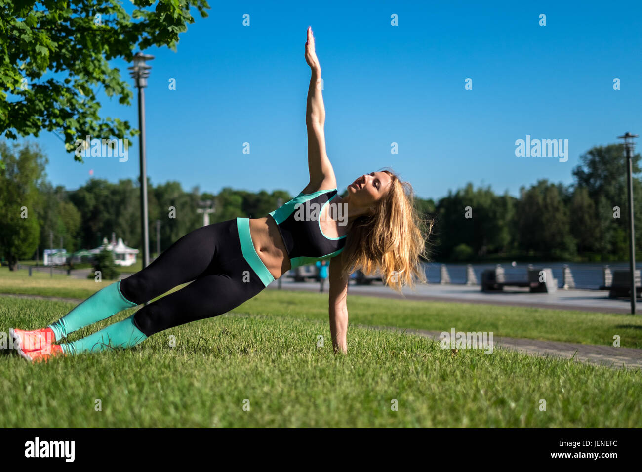 Donna facendo un lato yoga posa tavoloni Foto Stock