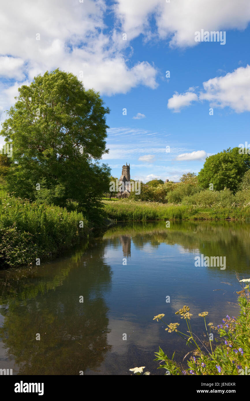 Un borgo medievale stagno e St Martins chiesa rovina al sito storico di wharram percy nel yorkshire wolds sotto un cielo blu in estate Foto Stock