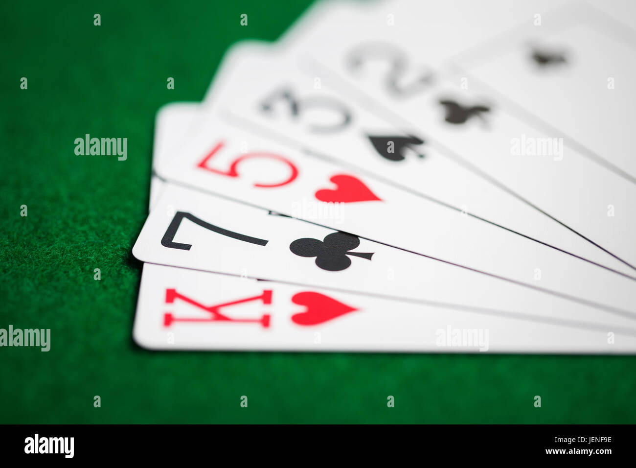 Mano di Poker di carte da gioco sul verde panno casinò Foto Stock