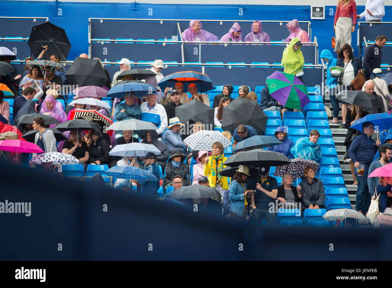 Il 24 giugno 2017. Heavy Rain interrompe la riproduzione su semi-finale di giornata al 2017 Aegon campionati, il Queen's Club di Londra Foto Stock