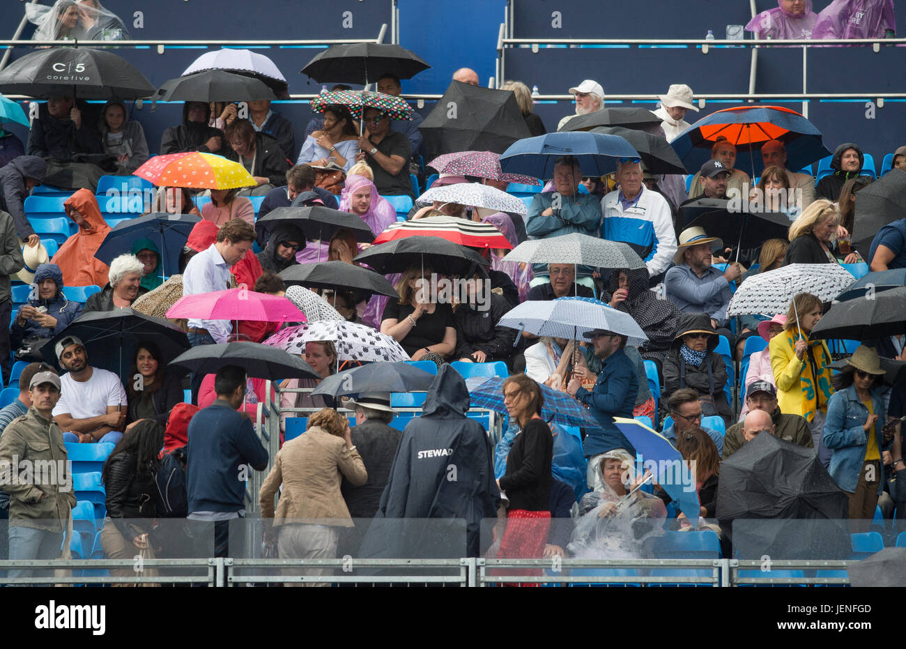 Il 24 giugno 2017. Heavy Rain interrompe la riproduzione su semi-finale di giornata al 2017 Aegon campionati, il Queen's Club di Londra Foto Stock