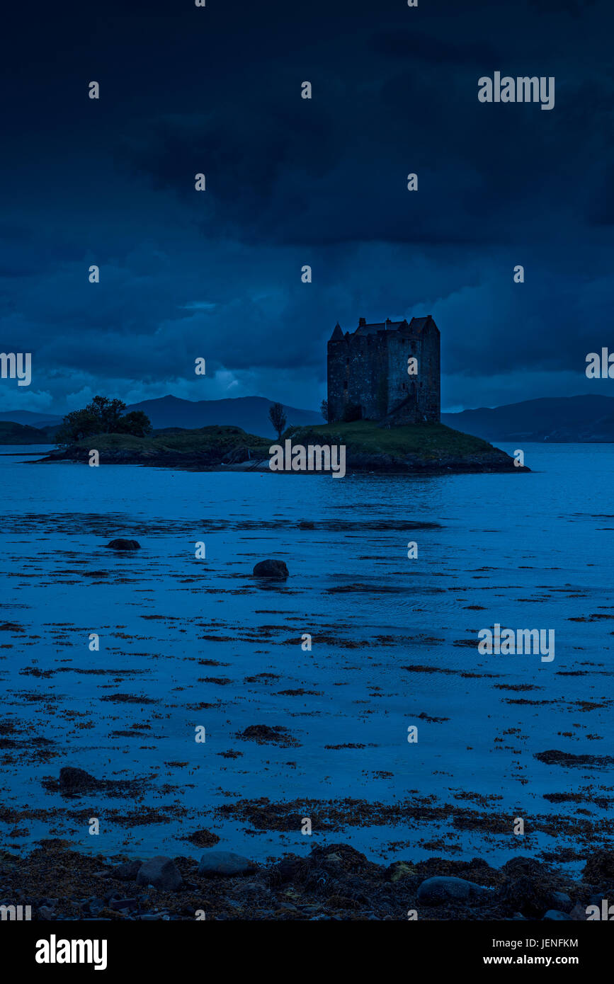 Castle Stalker di notte, medievale a quattro piani torre casa / mantenere in Loch latch, ingresso off Loch Linnhe vicino a Port Appin, Argyll, Scotland, Regno Unito Foto Stock
