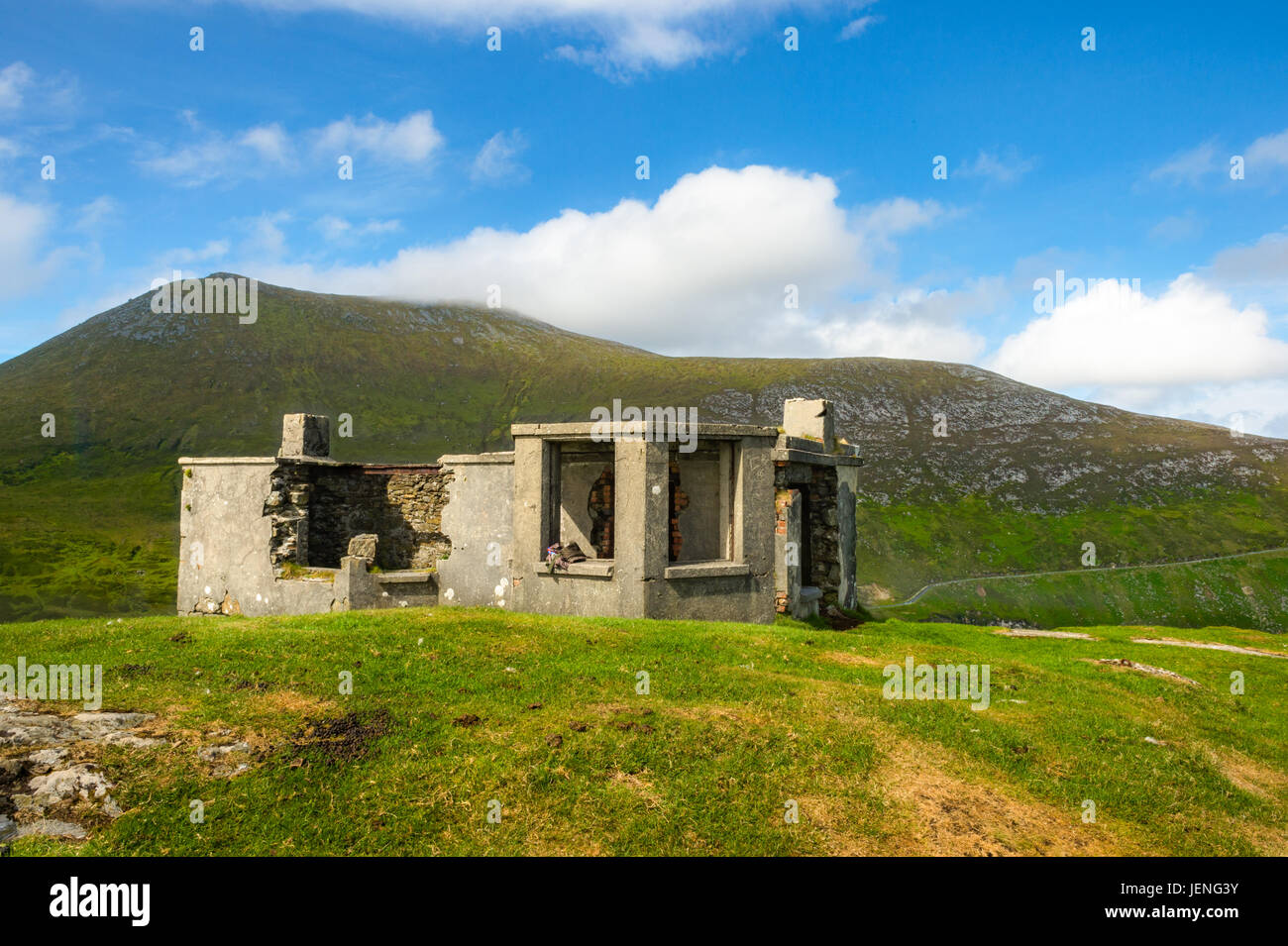 Una vecchia casa su una collina a Keem bay, Achill, Co. Mayo. Foto Stock