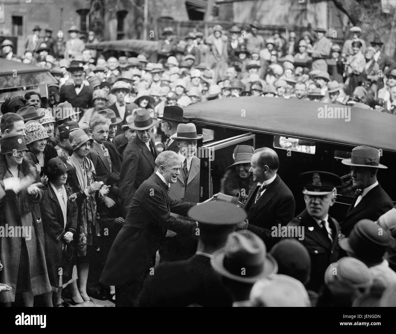 Presidente Calvin Coolidge e sua moglie, grazia, uscente dall'Automobile, Washington DC, Stati Uniti d'America, Harris & Ewing, Aprile 1927 Foto Stock