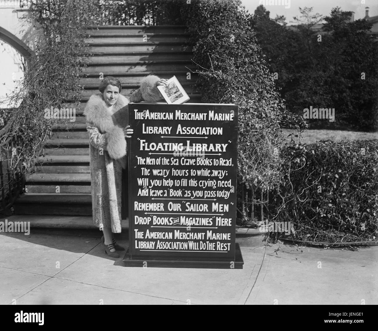 La First Lady grazia Coolidge la caduta di primo libro in scatola che iniziato a guidare da American Merchant Marine Library Association per 'flottante' della libreria per i marinai, Washington DC, USA, Harris & Ewing, Gennaio 1929 Foto Stock