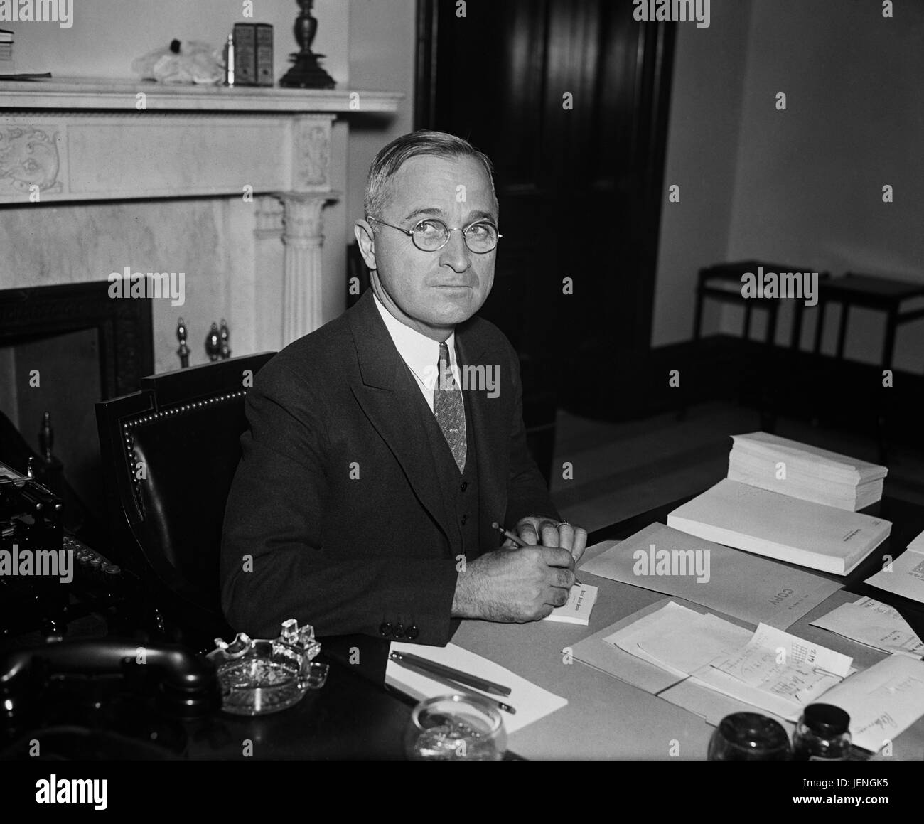 Harry Truman, U.S. Il senatore da Missouri, ritratto alla scrivania, Washington DC, USA, Harris & Ewing, 1935 Foto Stock