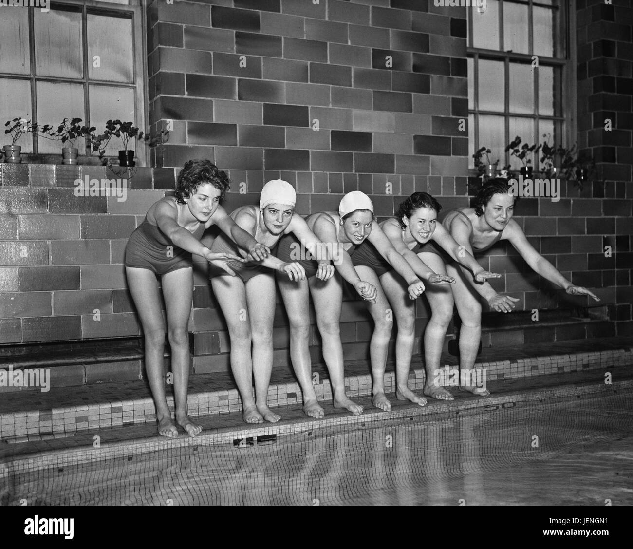 Il gruppo di donne pronte a tuffarsi nella piscina interna, Harris & Ewing, 1936 Foto Stock