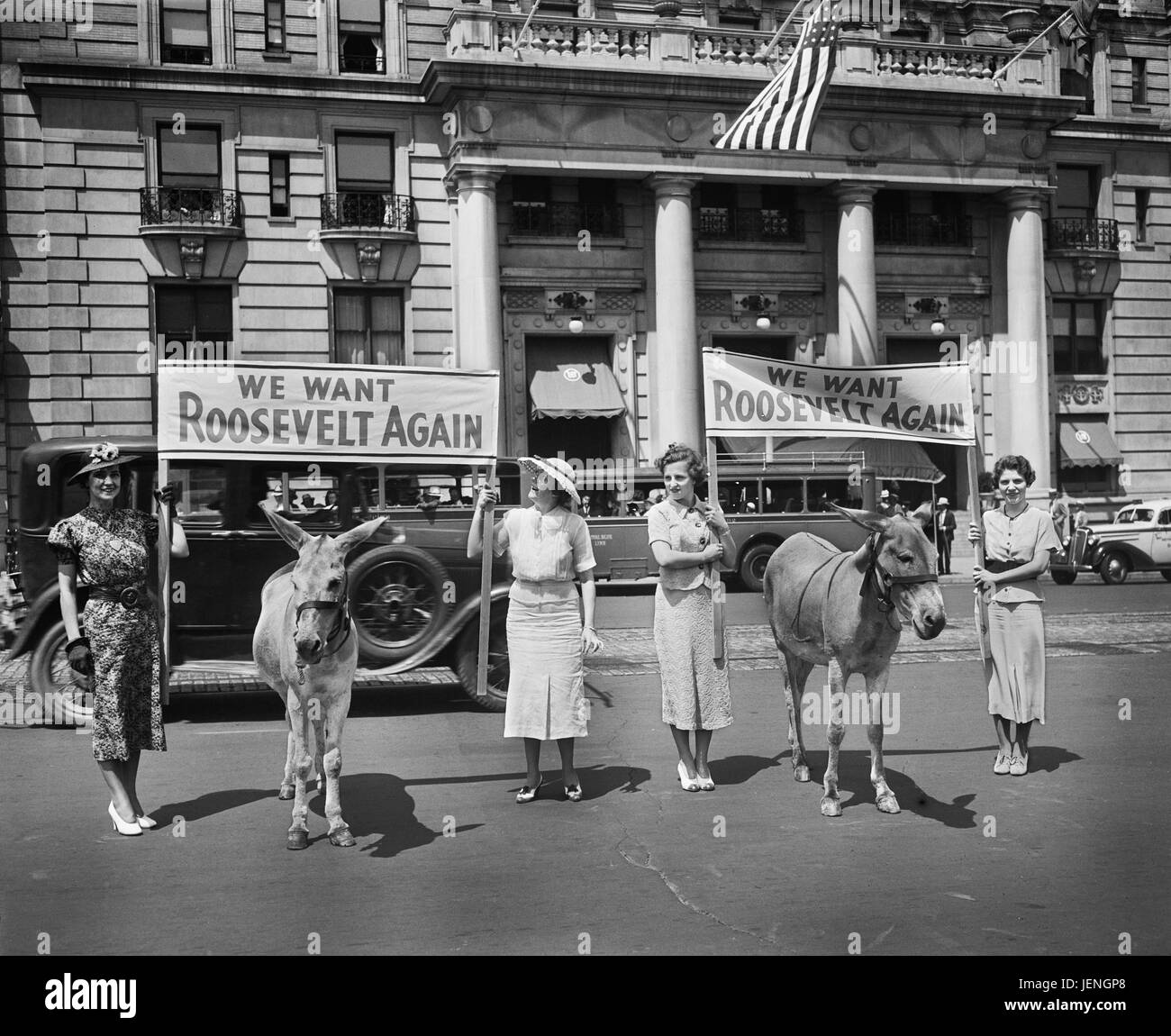 Il gruppo di donne azienda segni "Vogliamo Roosevelt nuovamente" mentre si cammina con gli asini, Harris & Ewing, 1936 Foto Stock