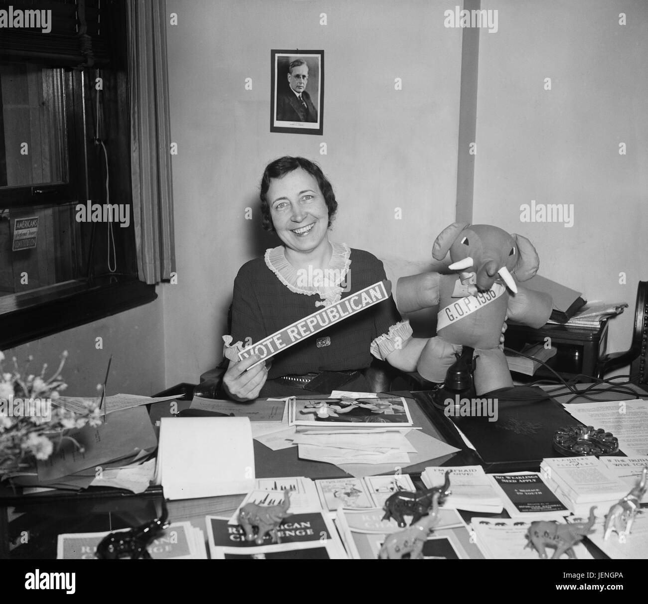 Donna alla scrivania in ufficio tenendo premuto 'votare il repubblicano " Segno e GOP Elefante, Harris e Ewing, 1936 Foto Stock