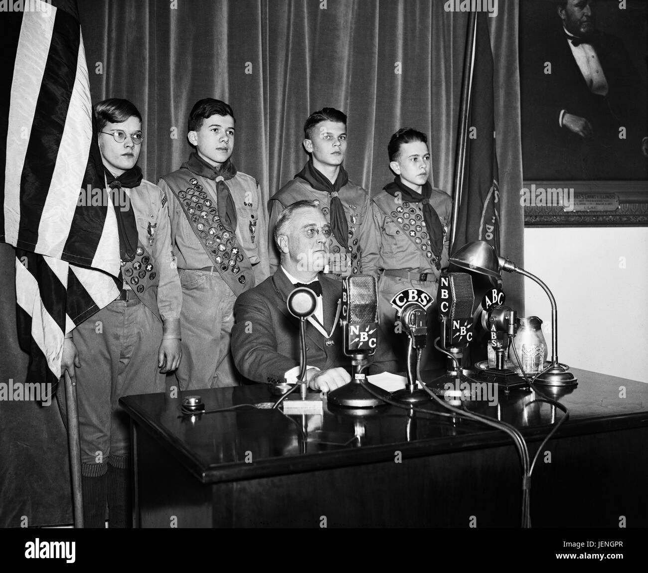 Stati Uniti Il presidente Franklin Roosevelt dando indirizzo Radio Congratulazioni Boy Scout sul venticinquesimo anniversario della loro fondazione, Ritratto, Washington DC, Stati Uniti d'America, Harris & Ewing, 1935 Foto Stock