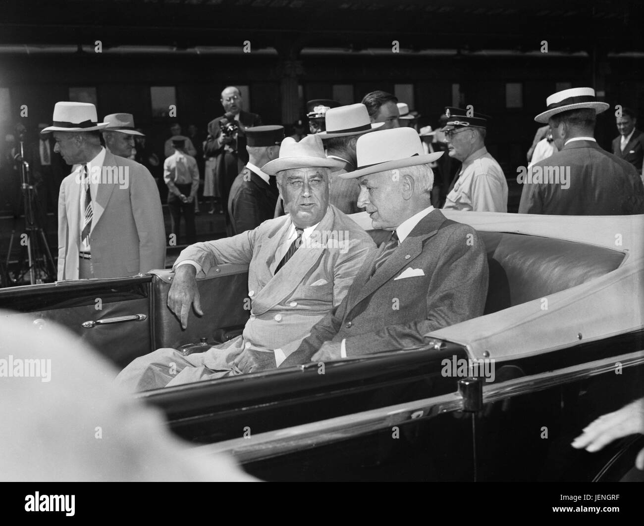 Stati Uniti Il presidente Franklin Roosevelt e il Segretario di Stato Cordell Hull in automobile, Washington DC, Stati Uniti d'America, Harris & Ewing, 24 agosto 1939 Foto Stock