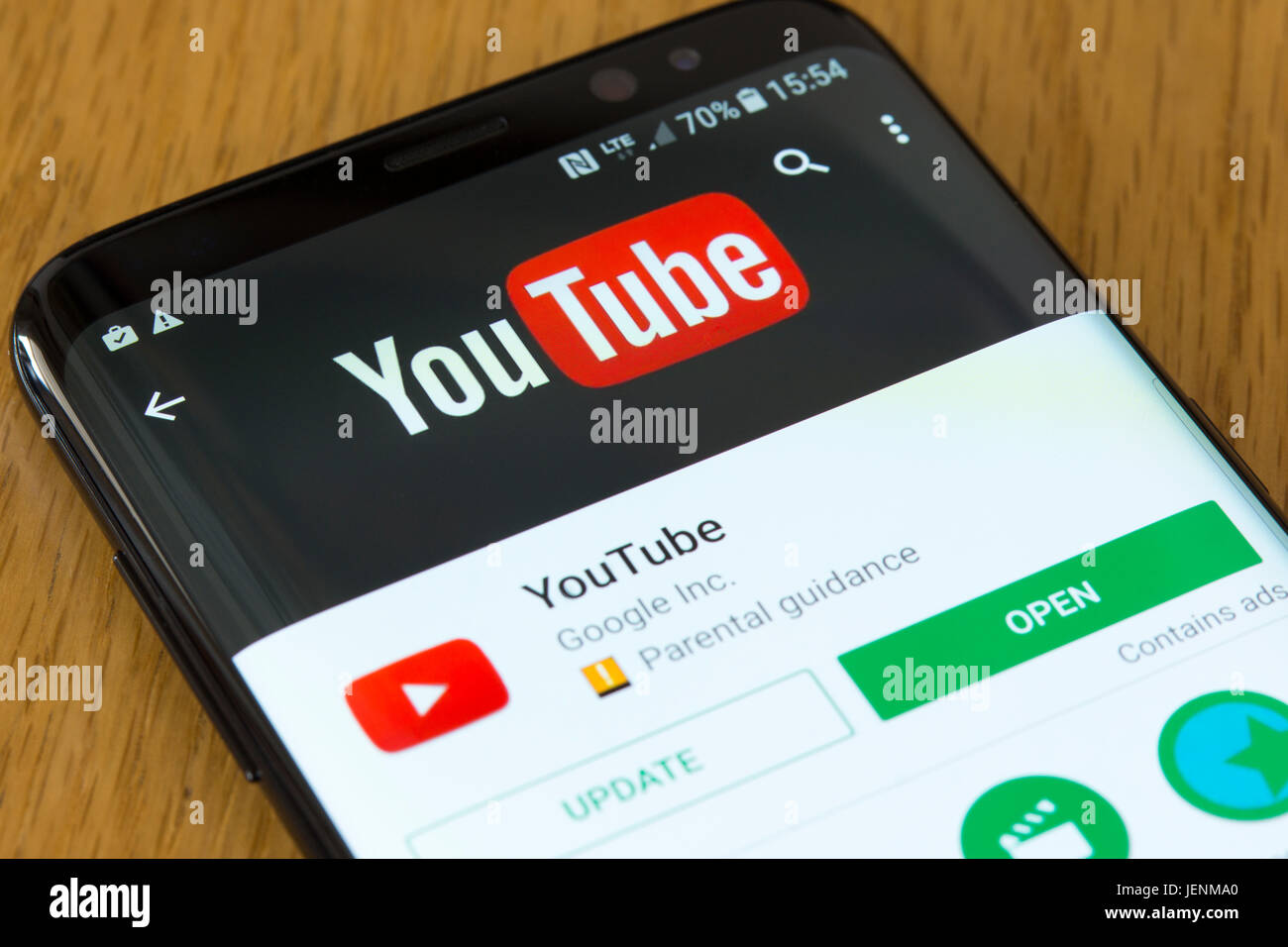 Un primo piano dell'app YouTube installazione dello schermo su uno smartphone Foto Stock