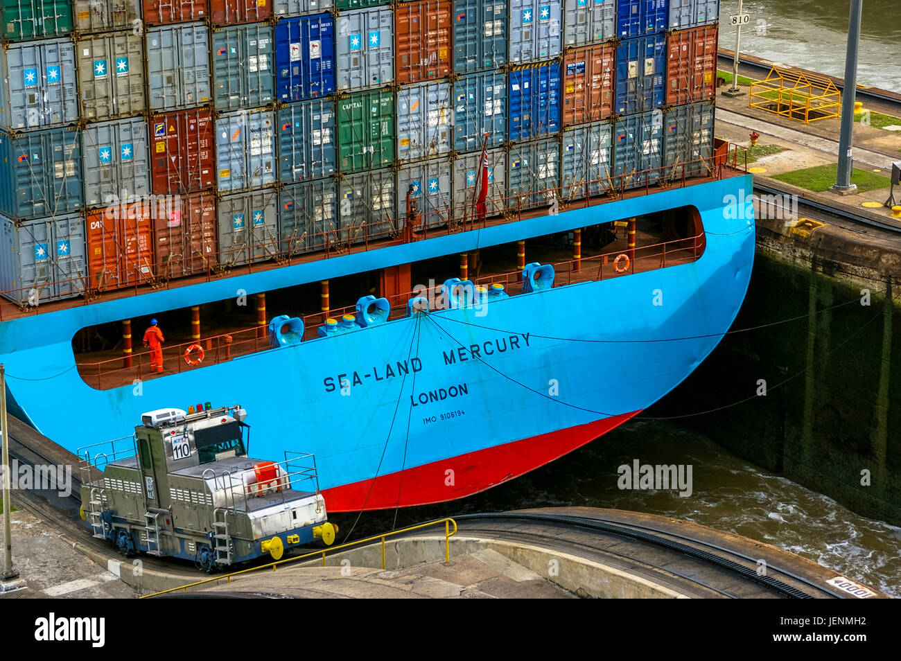 Chiusura del contenitore Panamax nave cargo nel Canale di Panama si blocca  Foto stock - Alamy