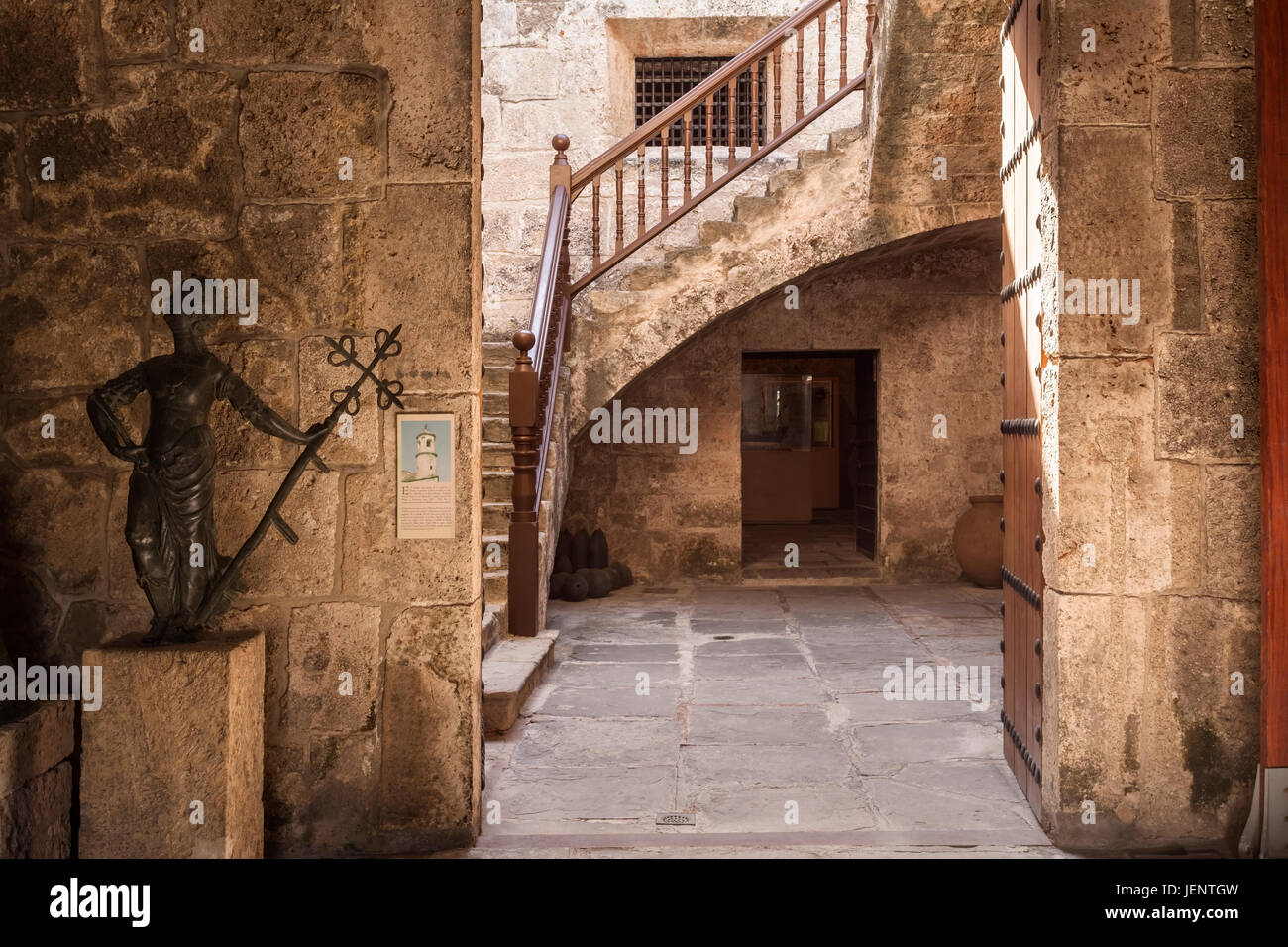 Una porta che conduce in un atrio con una rampa di scale di andare in cima al Castillo de la Real Fuerza o castello della forza reale all'interno del museo. Foto Stock