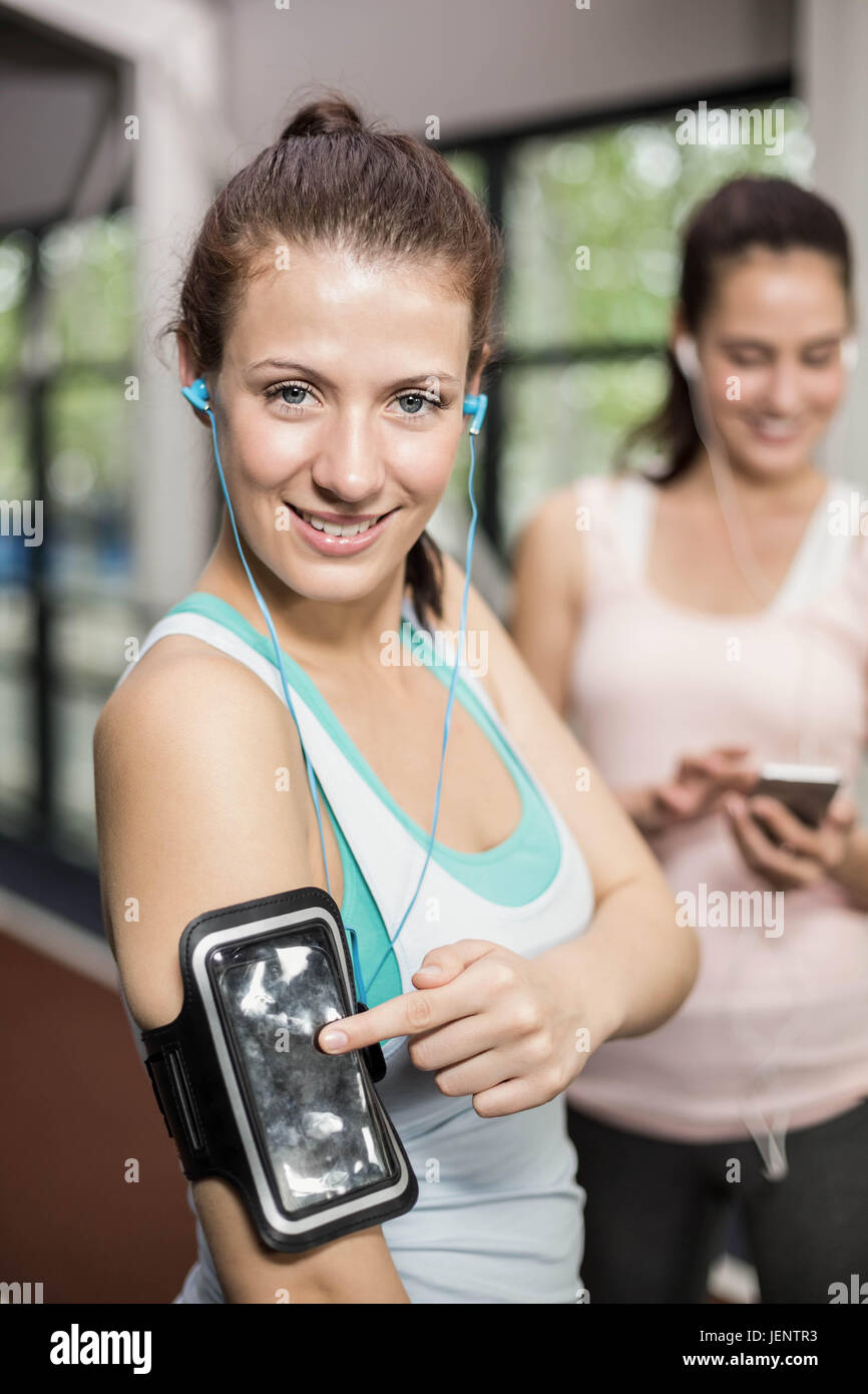 Sorridendo gli amici ascoltare musica Foto Stock