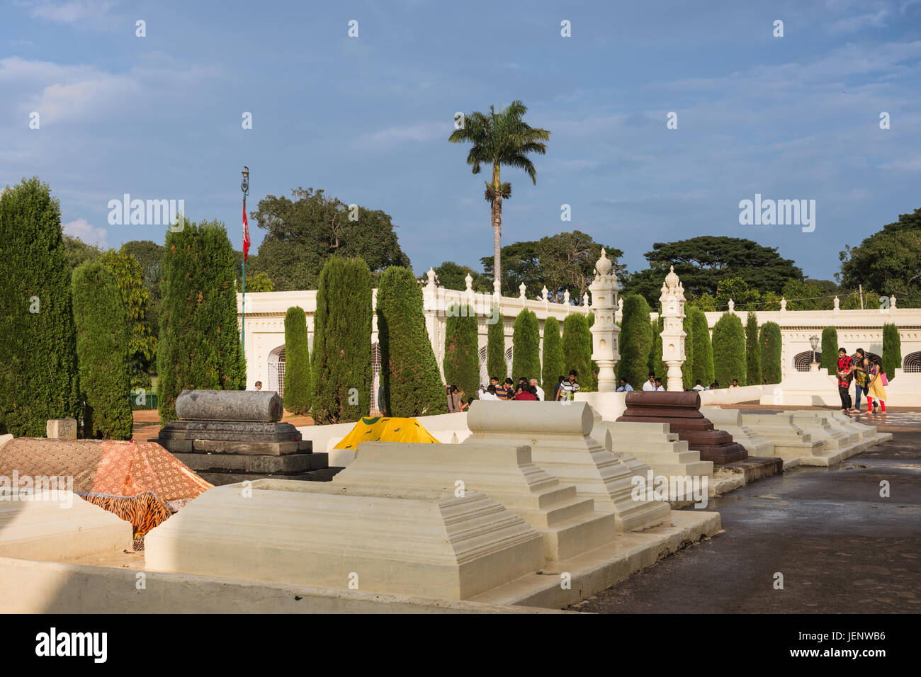 Mysore, India - 26 Ottobre 2013: cimitero con classico tombe musulmane di Generali e amministrazione top cani al Sultano Tipu mausoleo sotto il cielo blu. Foto Stock