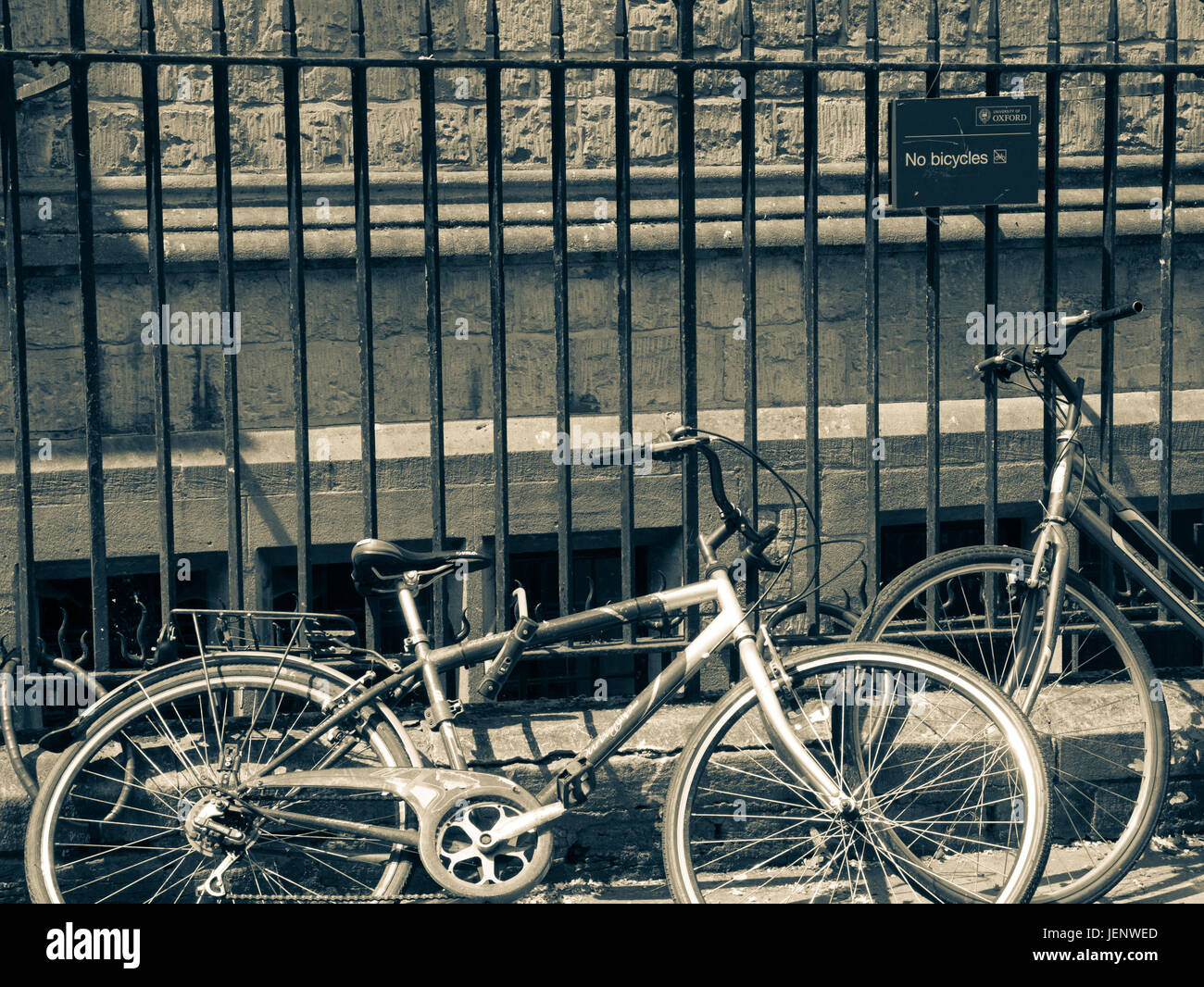 Biciclette Chined per ringhiere, centro di Oxford, Inghilterra Foto Stock