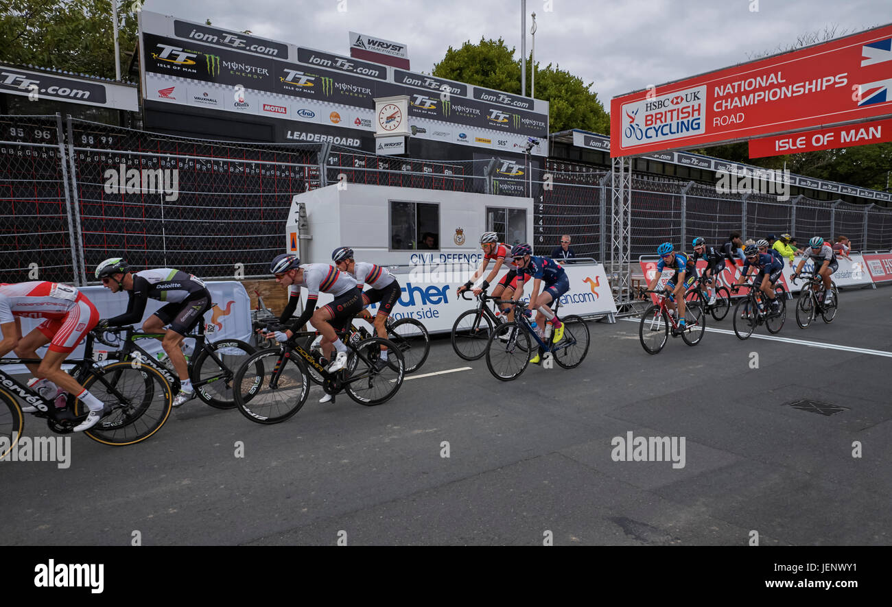 Stephen Cummings 162 (eventuale vincitore) alla fine del primo giro dell'Isola di Man CIRCUITO TT DI ASSEN in uomini della National Road Race Championships 2017 Foto Stock