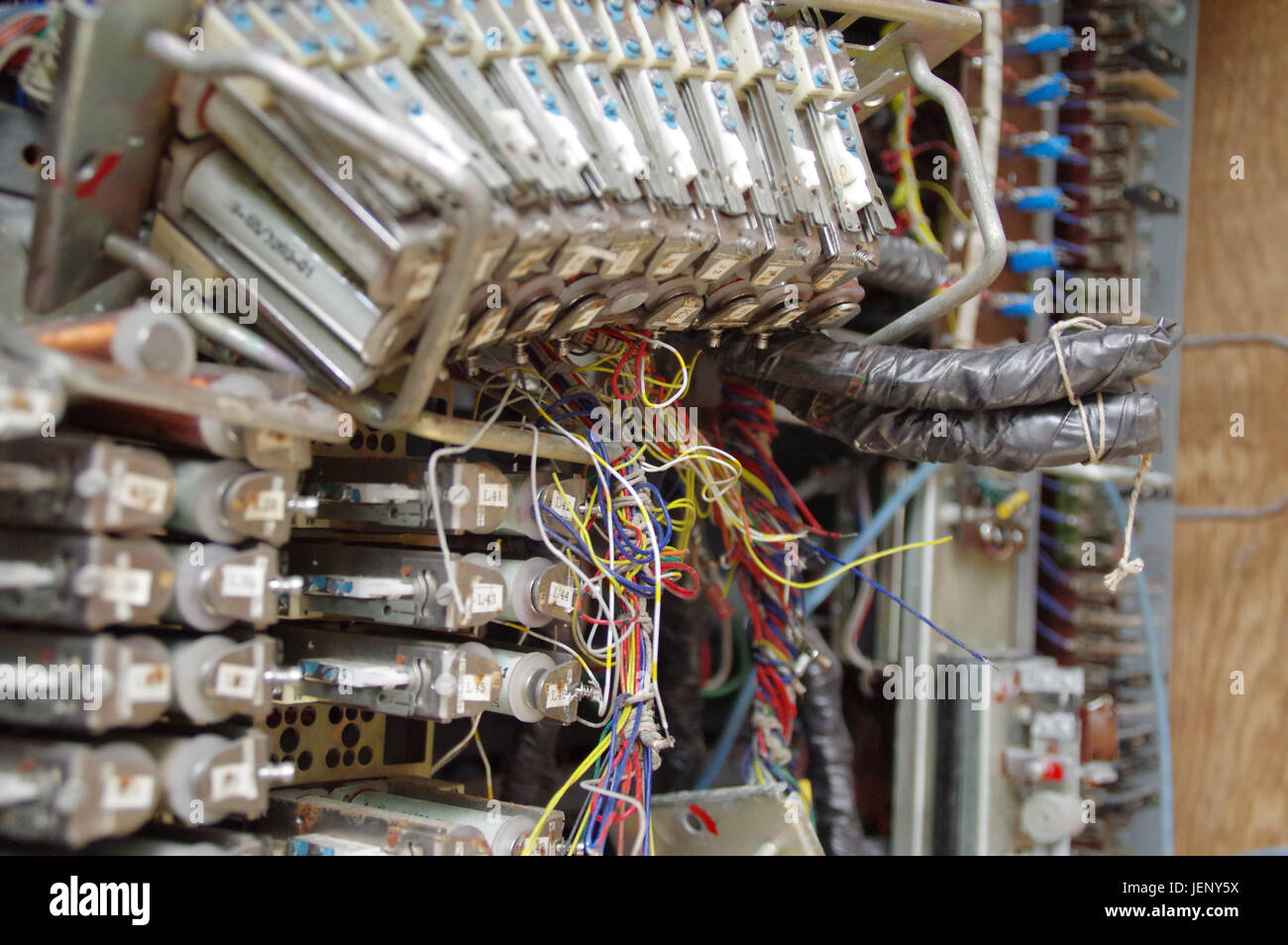 Gli elementi elettrici e la connessione di telecomunicazione vecchia macchina. Parte del telefono retrò exchange. Foto Stock