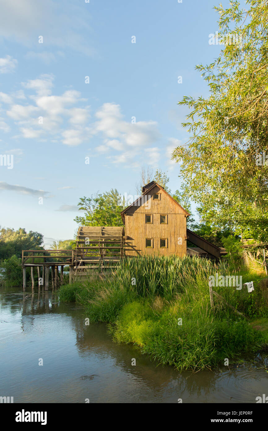 Mulino ad acqua in legno casa vicino al fiume Foto Stock