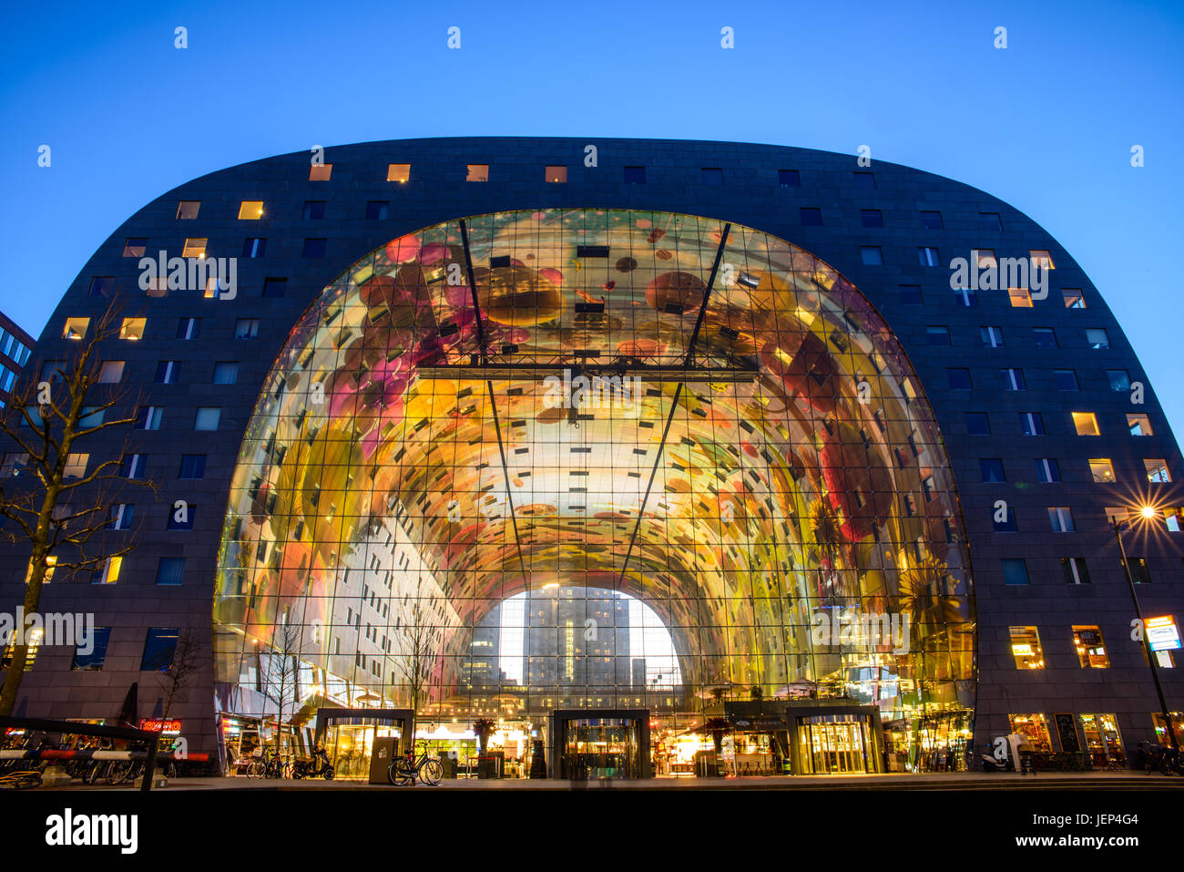 Esterno vista notturna della nuova e colorata sala mercato Markthal (in olandese), situato nel distretto di Blaak a Rotterdam, Foto Stock
