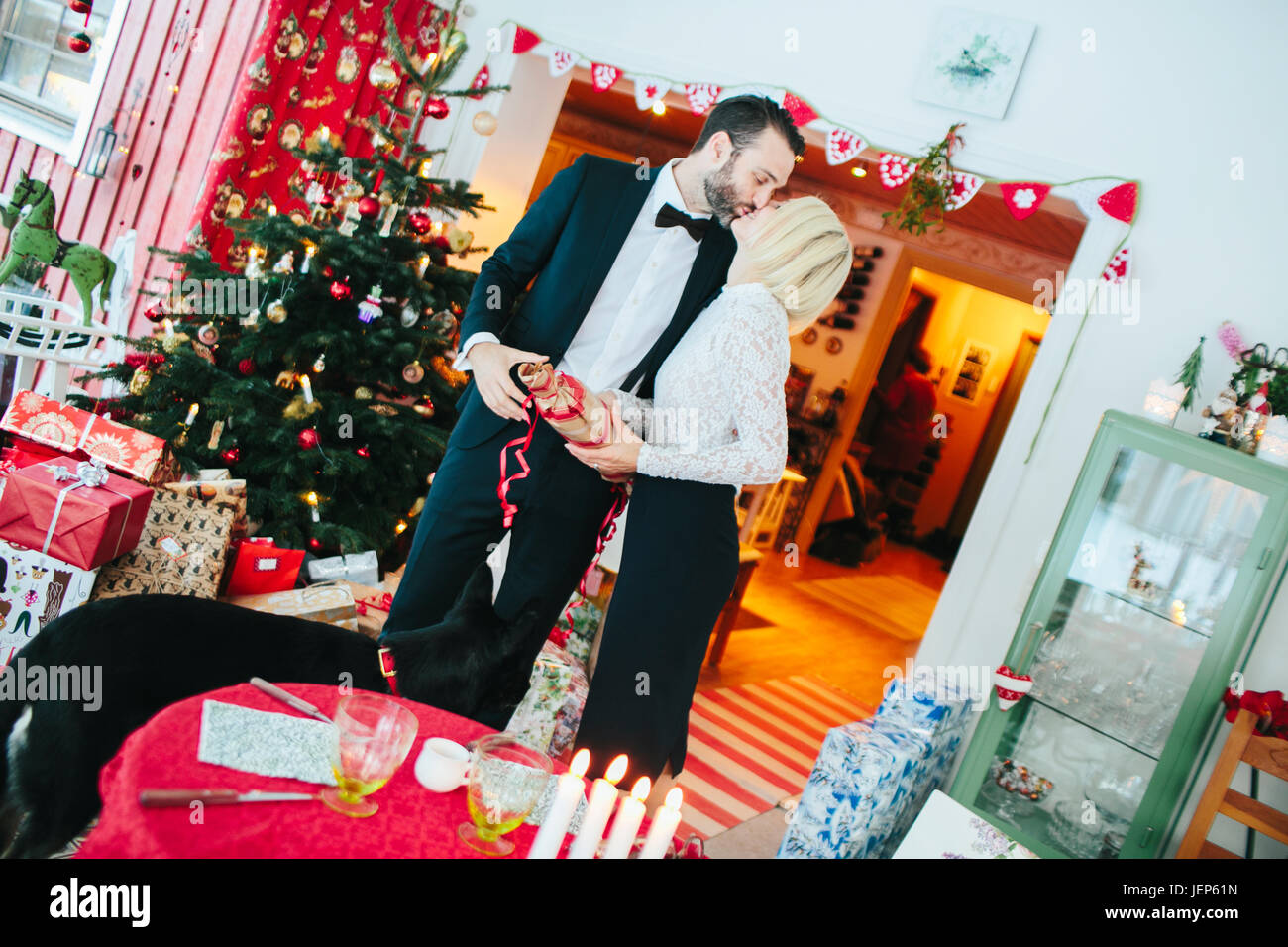 Giovane kissing a Natale Foto Stock