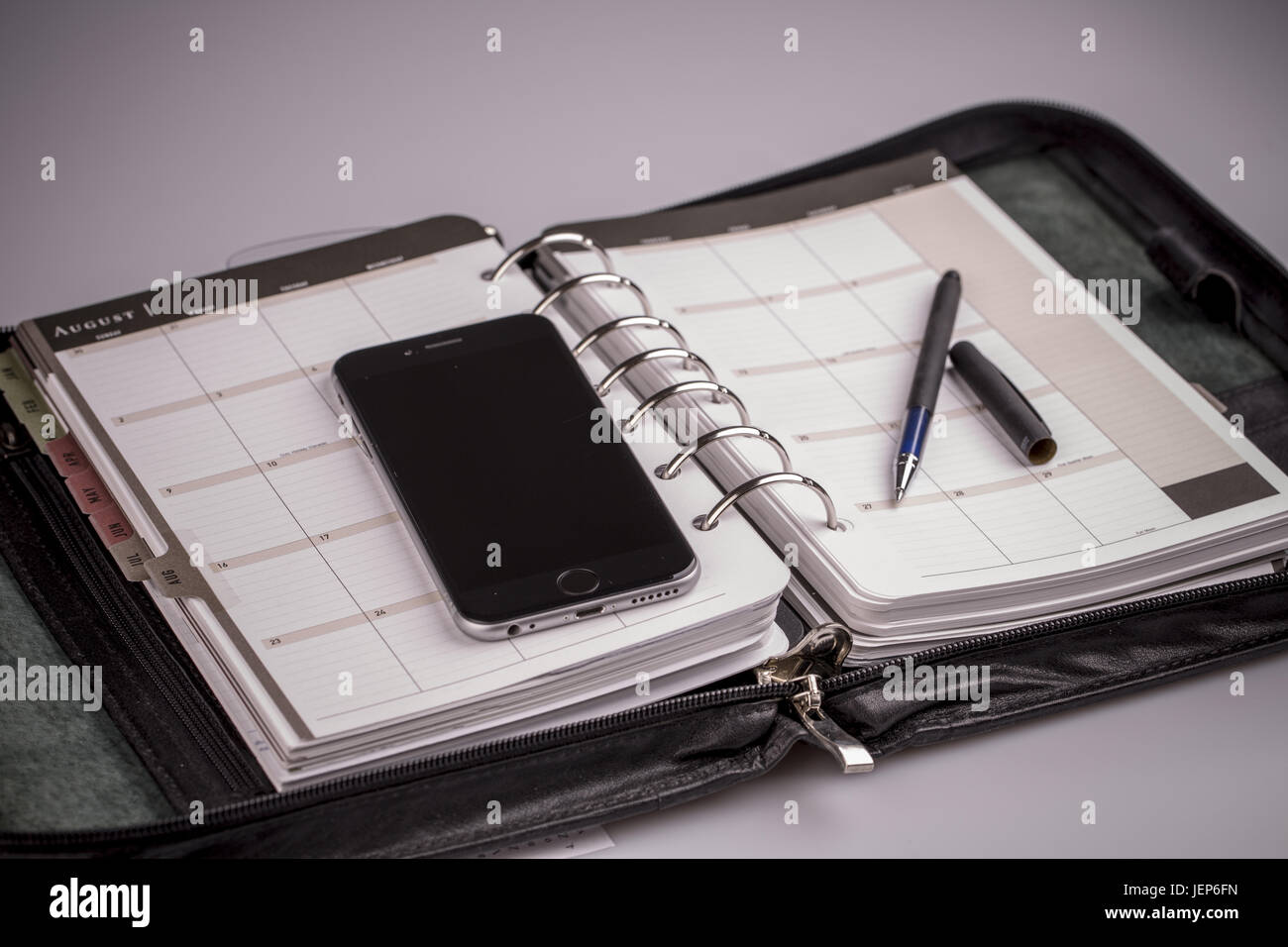 Pianificate il vostro futuro e business - calendario, planner, cellulare e penna Foto Stock