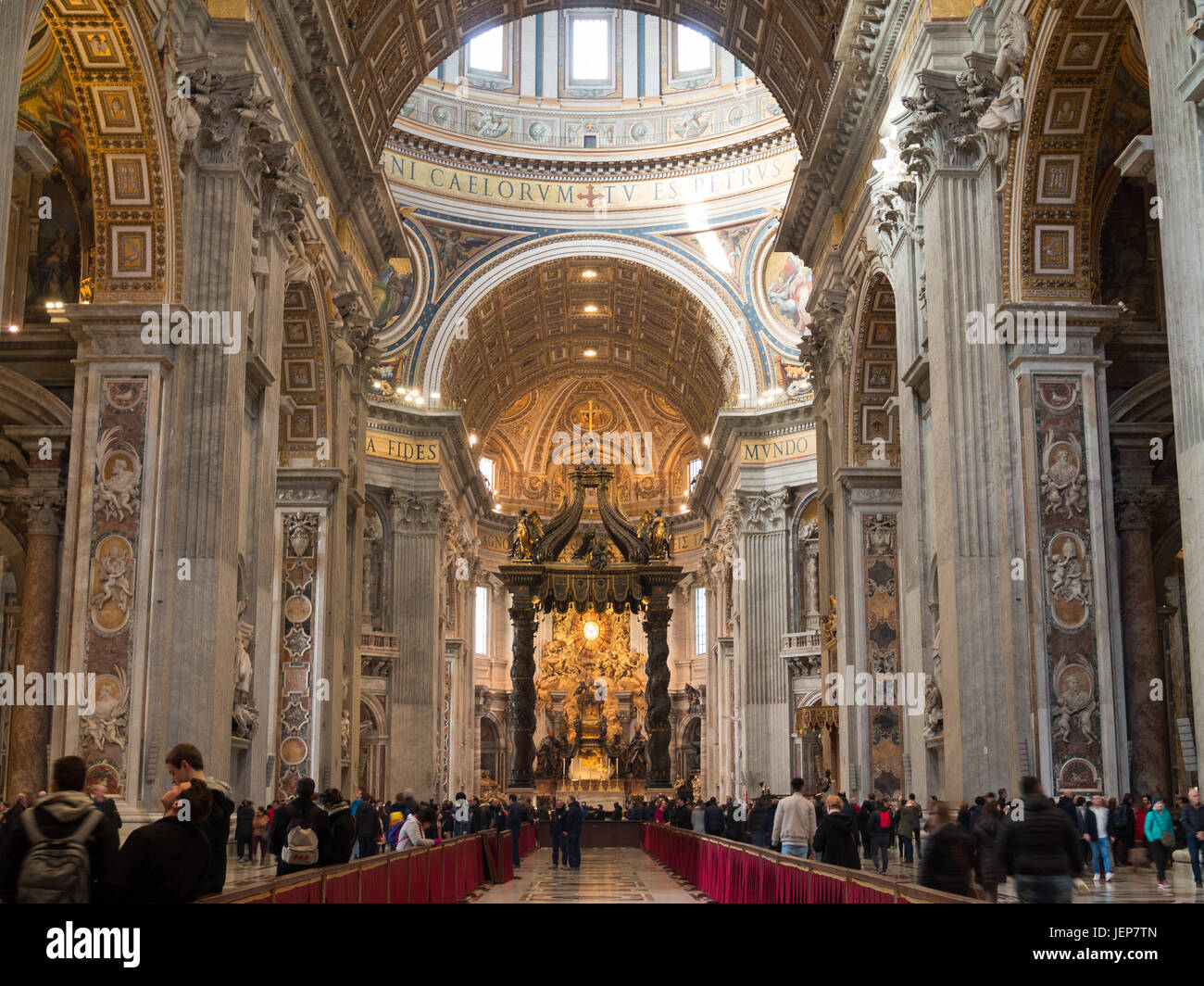 La Basilica di San Pietro navata principale con Bernini altare alla fine Foto Stock