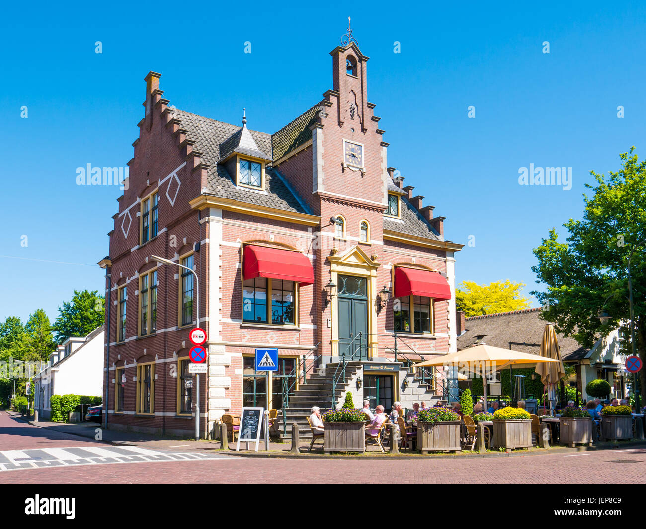 Persone in relax sulla terrazza esterna del ristorante in ex municipio di Laren, North Holland, Paesi Bassi Foto Stock