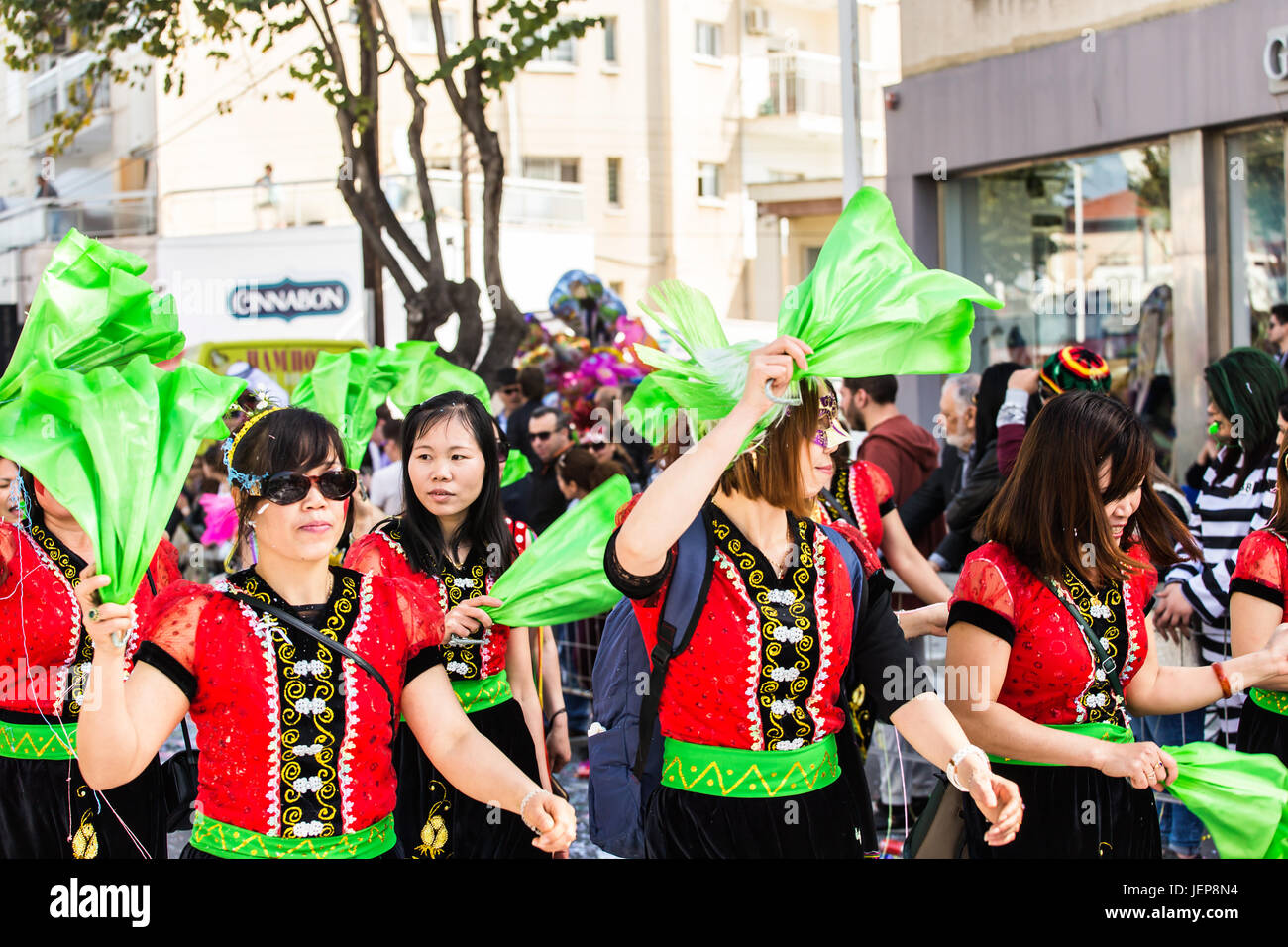 LIMASSOL, Cipro - 26 febbraio: Grand sfilata di carnevale - un misterioso popolo di tutte le etã , sesso e nazionalità in colorati costumi durante la str Foto Stock