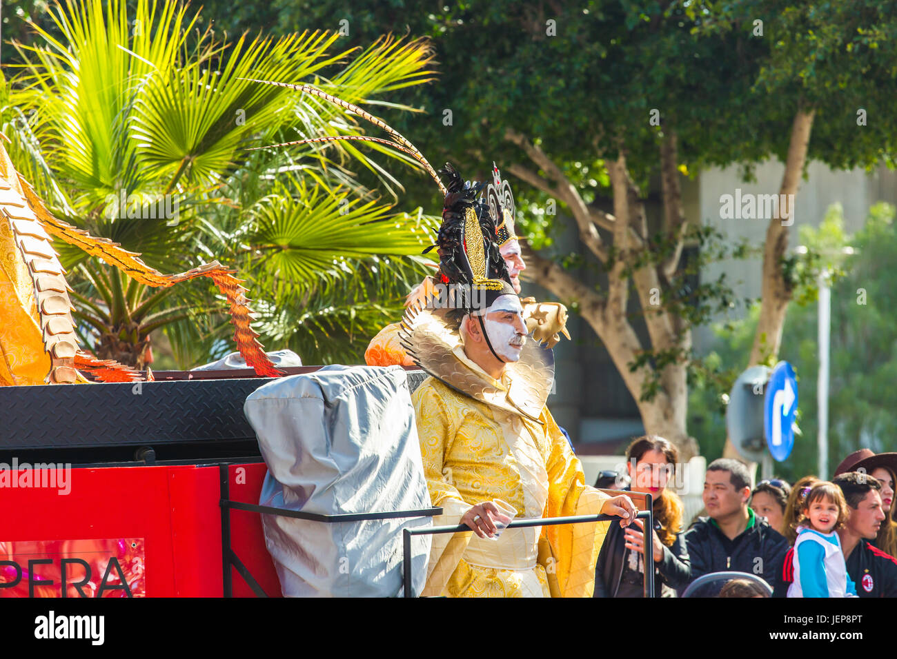 LIMASSOL, Cipro - 26 febbraio: Grand sfilata di carnevale - un misterioso popolo di tutte le etã , sesso e nazionalità in colorati costumi durante la str Foto Stock