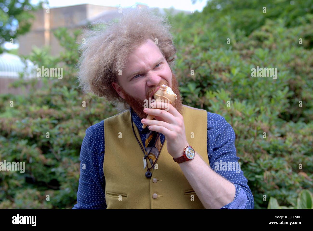 Estate Meteo ritorna e le persone godono di estate in Kelvingrove Park e un hipster mangia il gelato in Scozia le catture di alcuni sun Foto Stock