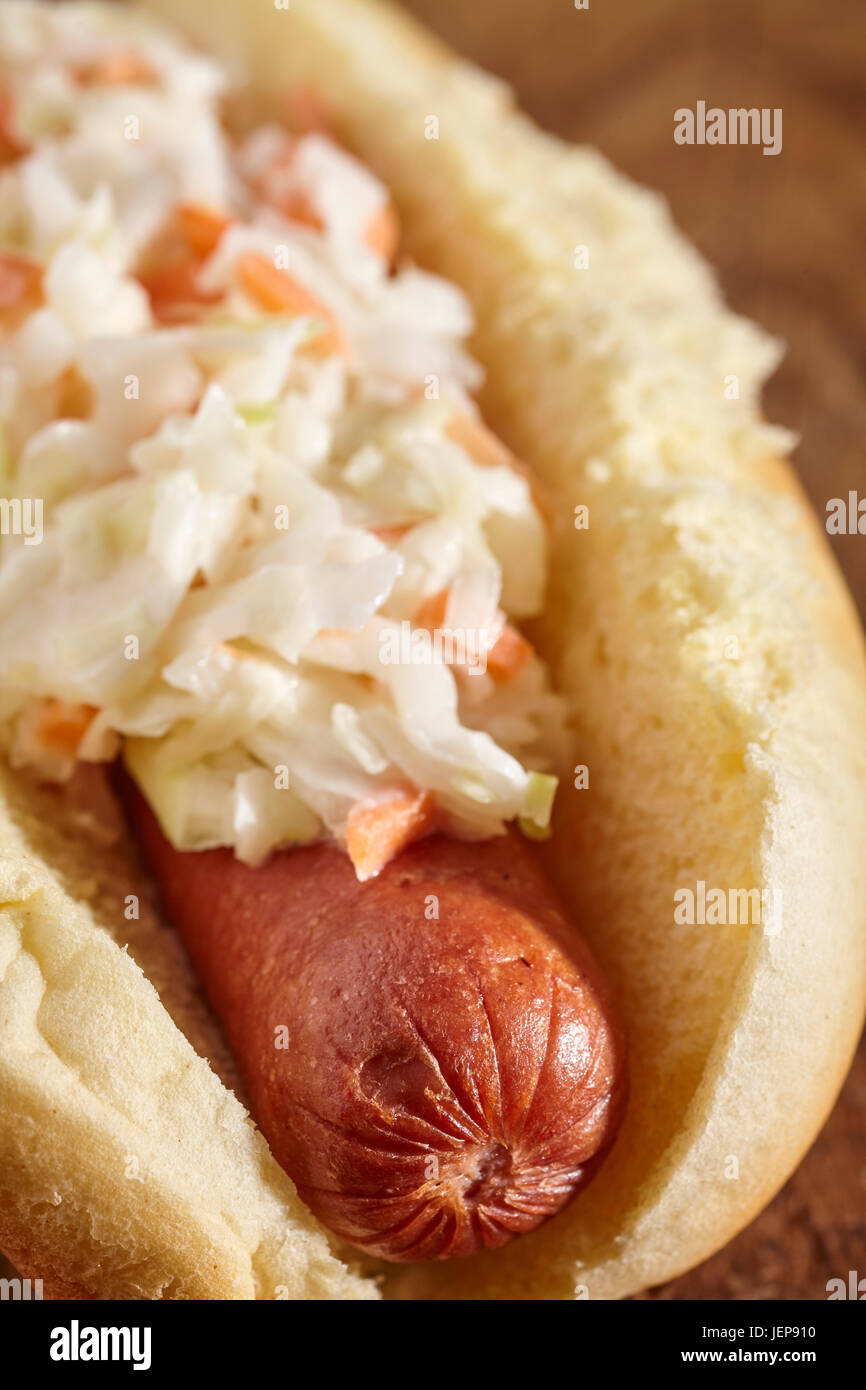 La carne biologica hot dogs in panini con cole slaw Foto Stock