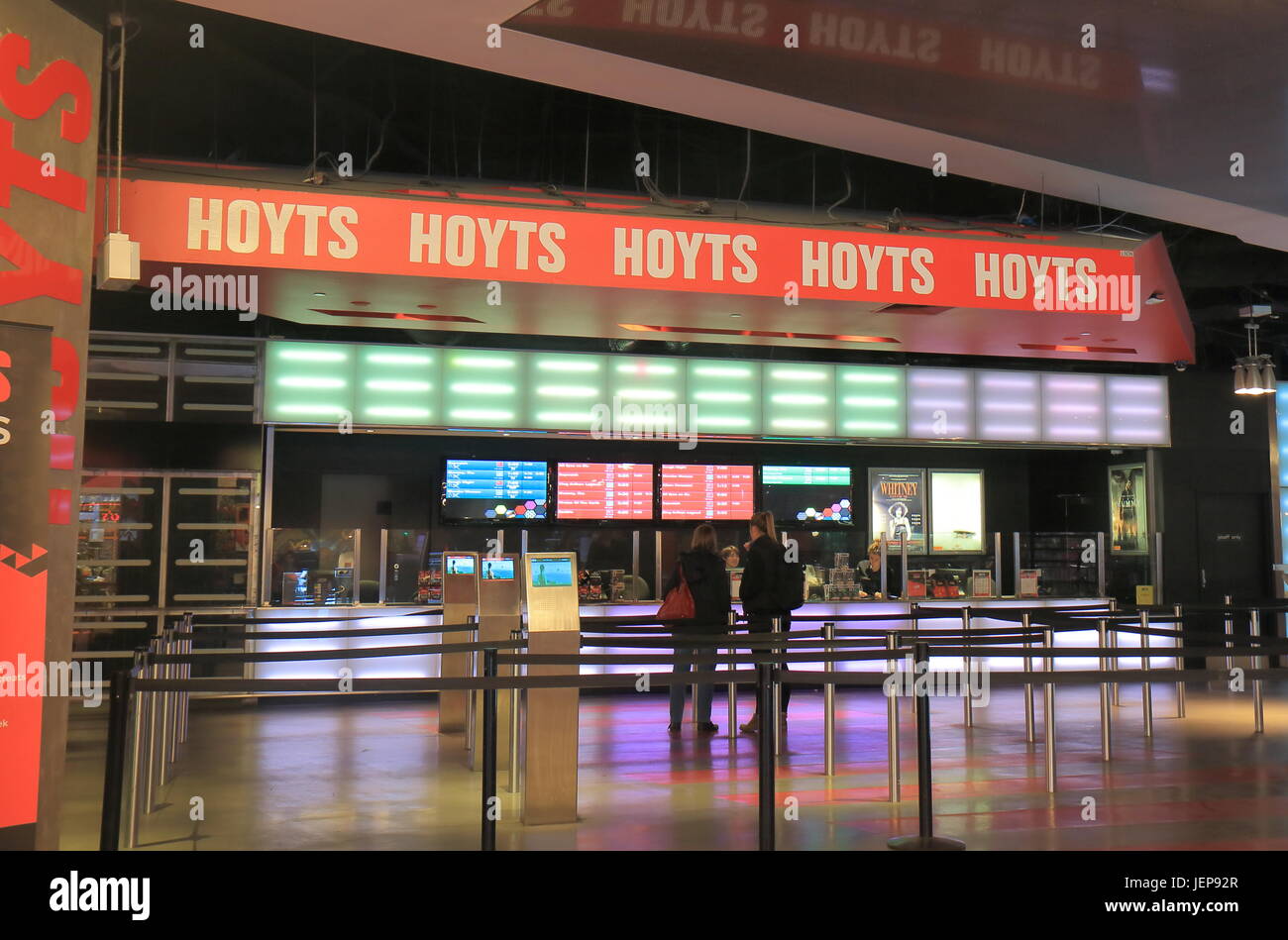 La gente visita cinema Hoyts a Melbourne in Australia. Hoyts è la seconda più grande cinema gruppo in Australia. Foto Stock