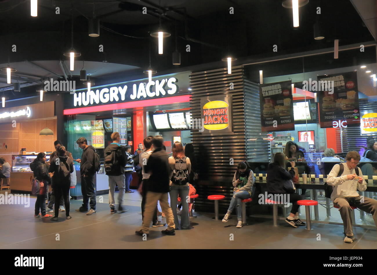 Persone cenare presso Hungry Jacks un ristorante fast food a Melbourne in Australia. Foto Stock