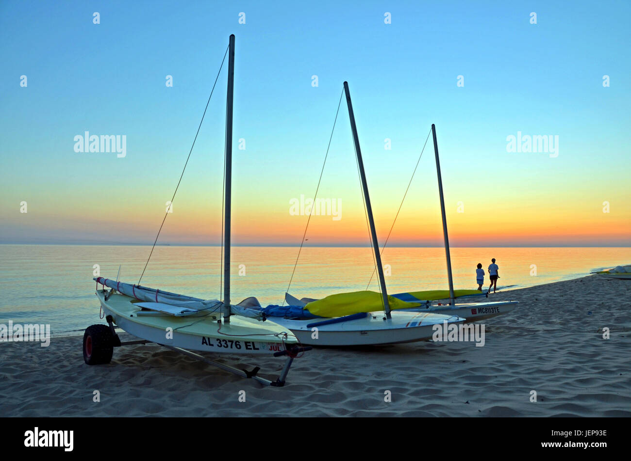 Il lago Michigan spiaggia tramonto e barche a vela Foto Stock