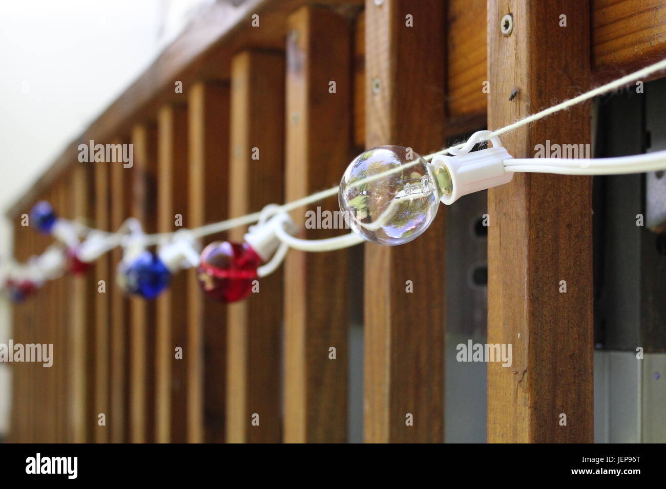 Natale in luglio decorazioni sul patio. Foto Stock