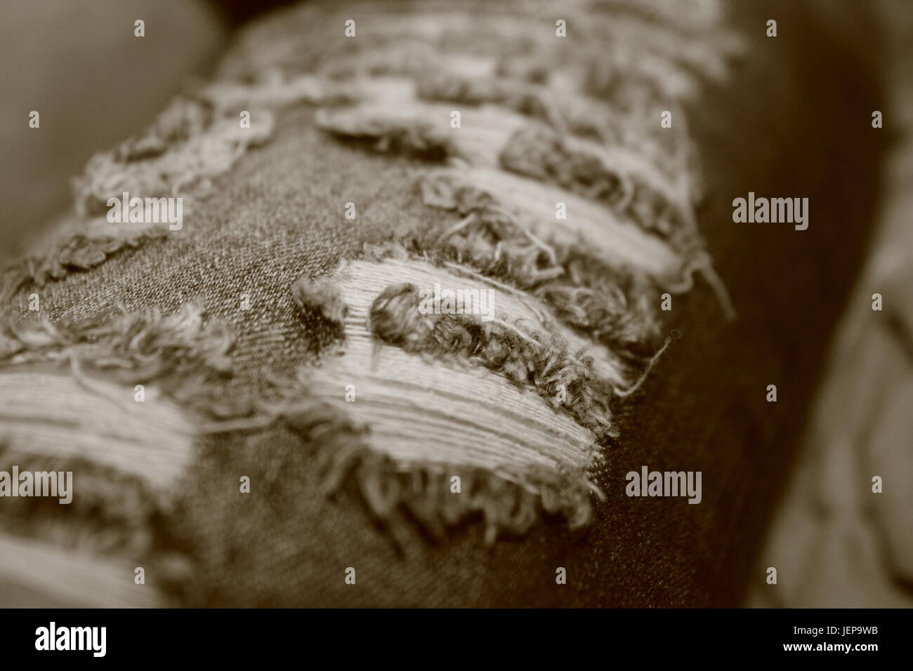 Nuovo modo unico per catturare alcuni appositamente stracciato gamba rivestimenti realizzati di materiale di jean. Foto Stock