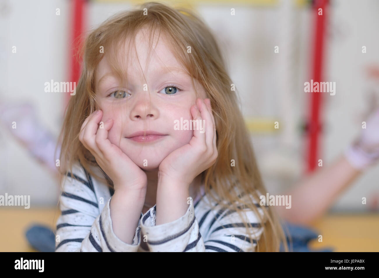 Ritratto di soggetti di razza caucasica piccola ragazza Foto Stock