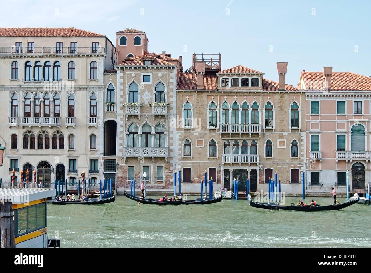 Venezia Veneto Italia gondole attraverso il Canal Grande e vista sulla caratteristica di vecchi palazzi. Foto Stock