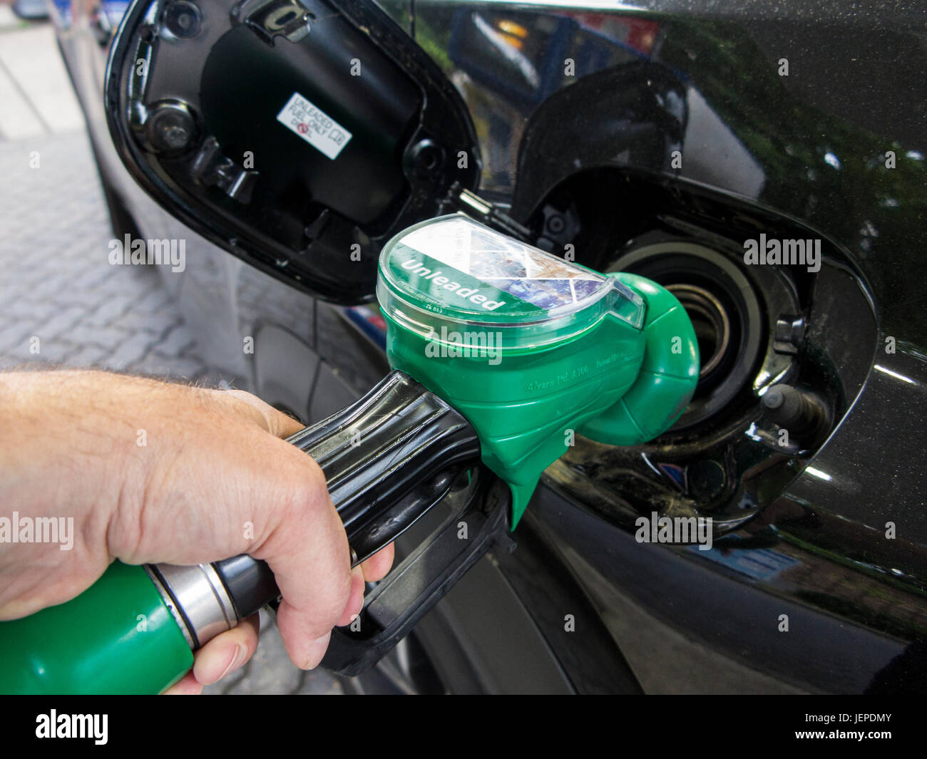 Il rifornimento di benzina senza piombo Foto Stock