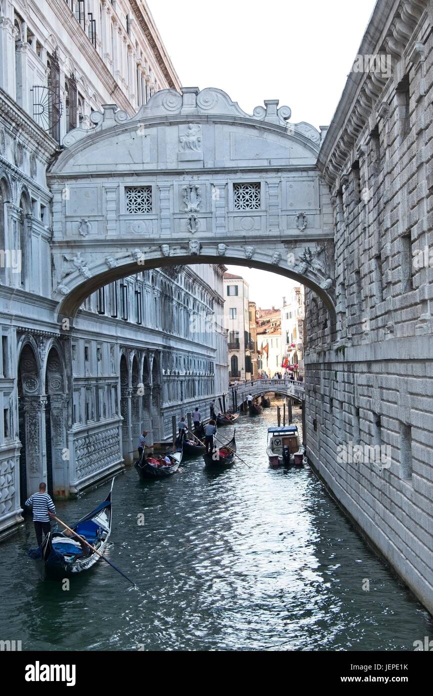 Venezia Veneto Italia. Il ponte dei sospiri (1600-1603), il ponte dei sospiri che passano lungo il Rio di palazzo e collega il Palazzo Ducale con la " Nuova prigione" Foto Stock