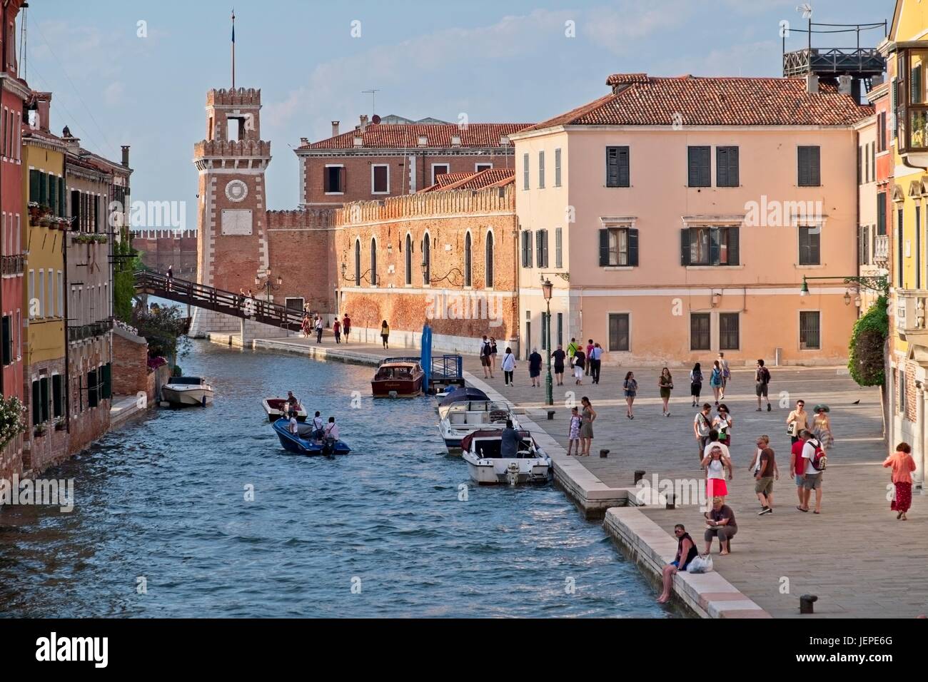 Venezia Veneto Italia. Il vecchio arsenale della città visibile uno dei due torre d'ingresso. Foto Stock