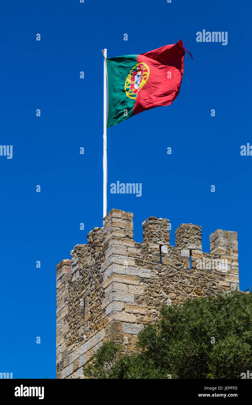 Guard torre di castello Castelo de s. Jorge con la bandiera portoghese, Lisbona, Portogallo Foto Stock