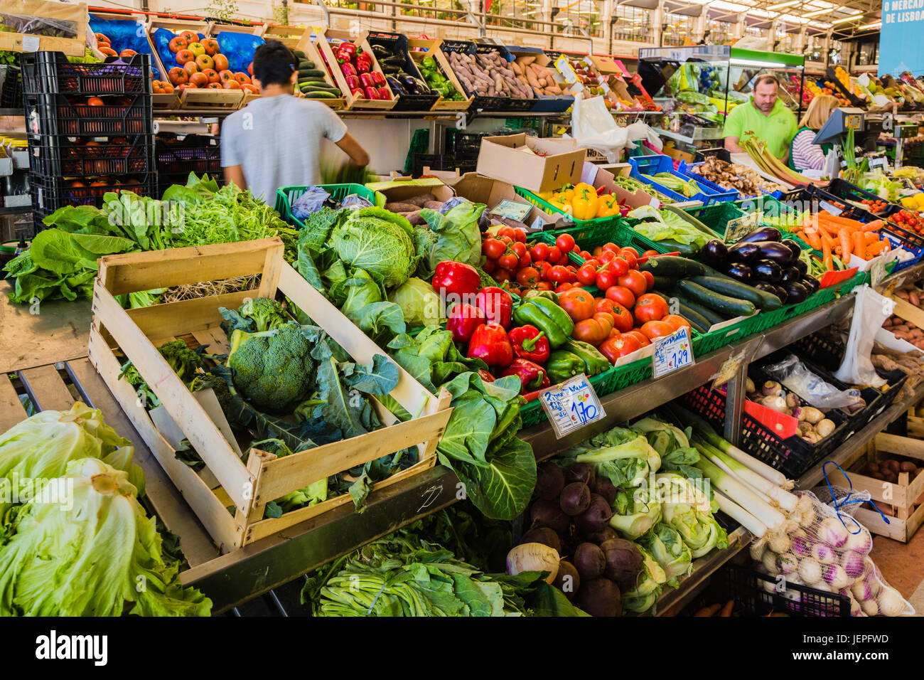 Lisbona, Portogallo - 20 maggio 2017: mercato cittadino con la frutta e la verdura di Lisbona, Portogallo Foto Stock