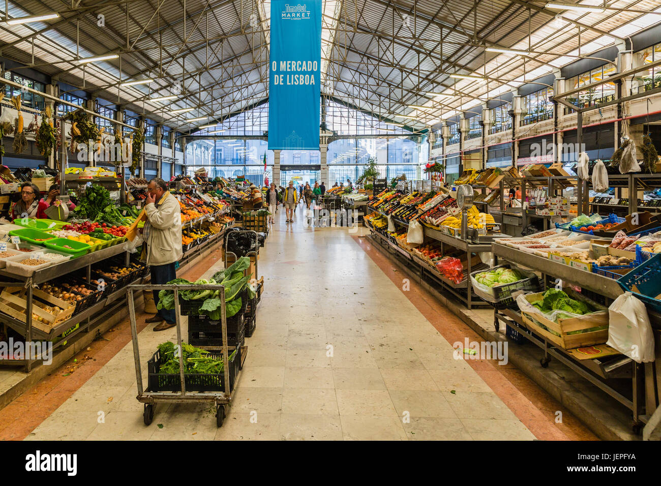 Lisbona, Portogallo - 20 maggio 2017: mercato cittadino con la frutta e la verdura di Lisbona, Portogallo Foto Stock