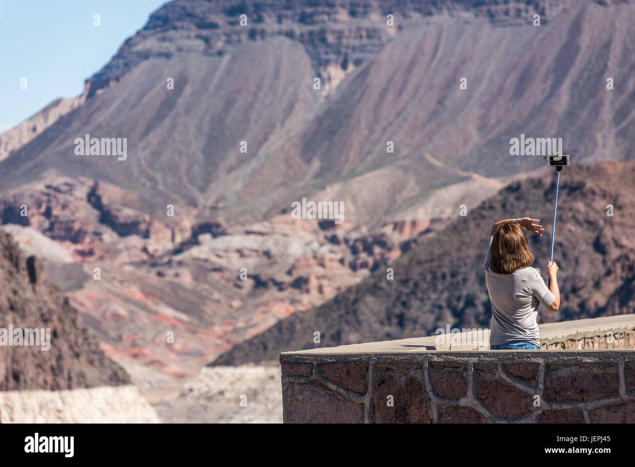 Turista femminile prendendo un selfie presso la Diga di Hoover Foto Stock