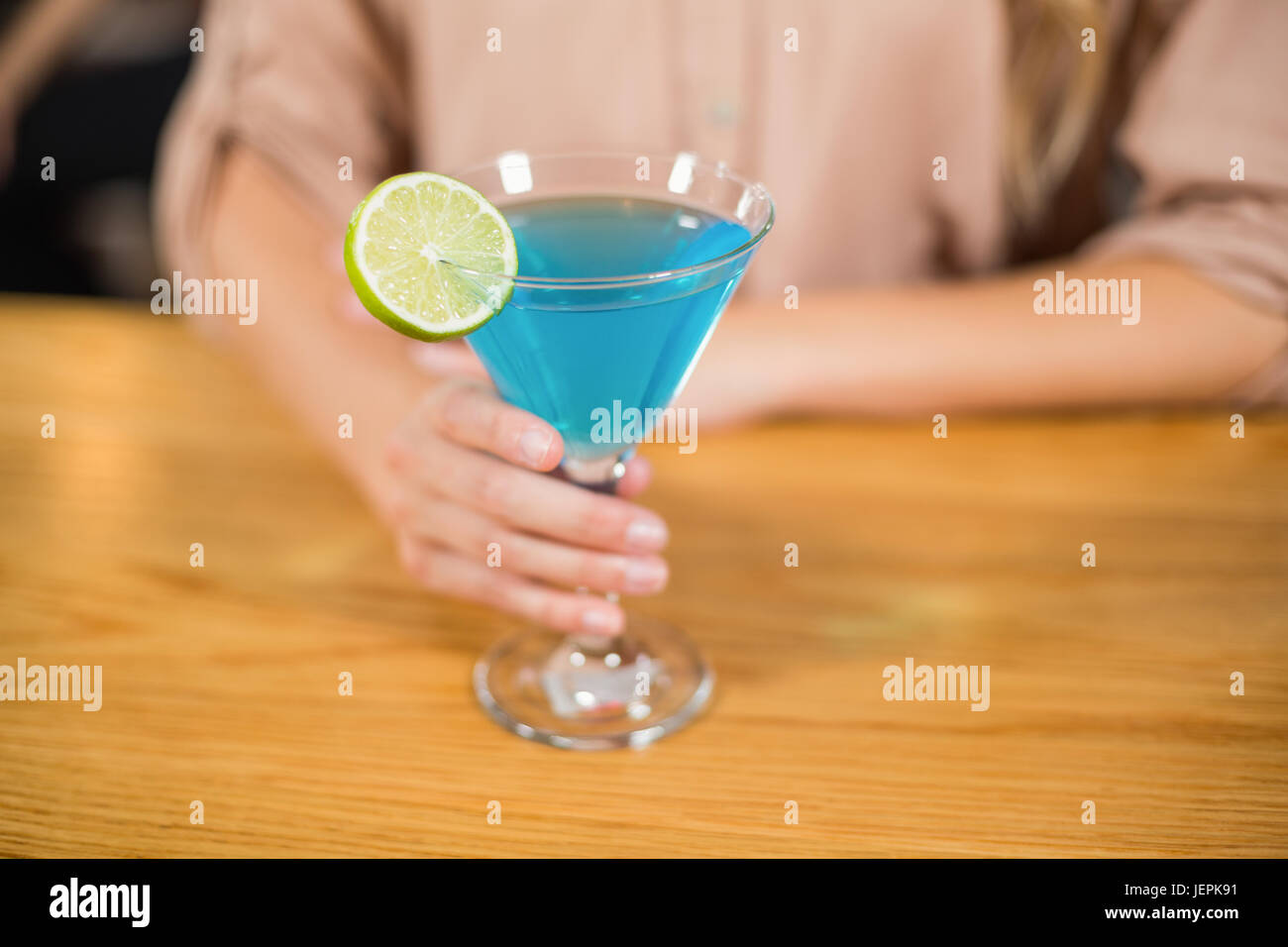 Mano femminile azienda bicchiere da cocktail Foto Stock