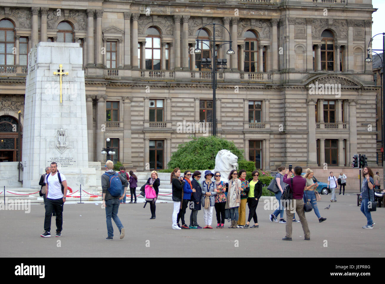 Turisti asiatici in George Square Glasgow Scozia tenendo selfies e fotografie principalmente cinesi e giapponesi Foto Stock