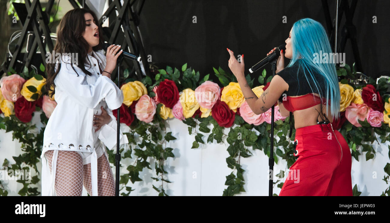 New York City, NY, STATI UNITI D'AMERICA. Il 9 giugno, 2017. Lauren Jauregui e Halsey eseguire sul NBC's "oggi" mostrano una serie di concerti presso il Rockefeller Plaza. Foto Stock